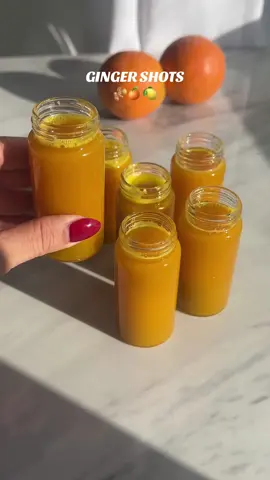 Healthy Homemade ginger inmune shots 🫚 Shots de jengibre y cúrcuma casero fácil, rápido y delicioso 🤤 #gingershot #ginger #jengibre #curcuma #turmeric #healthyrecipes #orangejuice #lemon #gingers #shots #healthydrink #healthylifestyle #digestion #vitamins #juice 