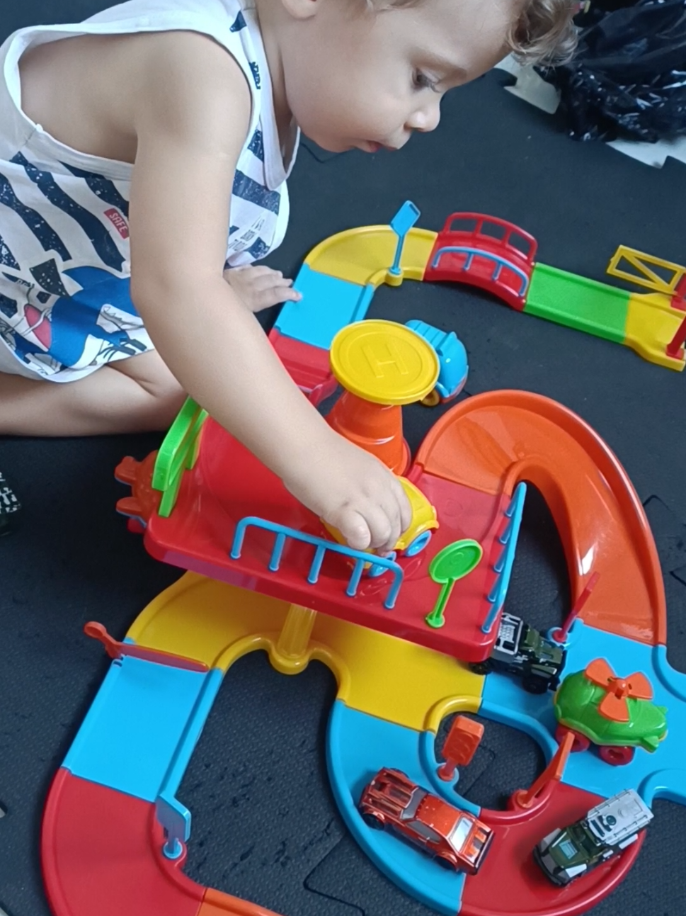 Ela vem com carrinhos coloridos que deslizam facilmente pela pista, e o design é todo seguro, ideal para a turminha que está começando a explorar o mundo dos brinquedos de movimento. Além disso, é leve e fácil de montar, ótima para brincar em casa ou levar para a casa da vovó.😍😍😍#brinquedos #criança #carrinho 