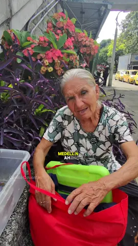 Repartiendo chocolates en la calle #foryoupage #videoviral #paratii #medellin  Ubicada fuera de la estación Aguacatala del metro