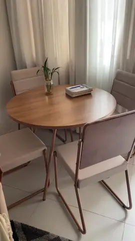 Esse conjunto de mesa é muito mais bonito que as fotos do anúncio. Mesa com 1 metro de diâmetro e os pés em tudo de aço. Link na Bio do perfil e vou deixar nos comentários. #comprinhas #achadinhos #shopee #Vlog  @MaisAdri 