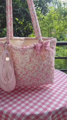 My everyday tote🌷🩰#pinterest #girly#pinkaesthethic #pink #totebag#totebagaesthetic #whatsinmybag#backtoschool #schoolbag 