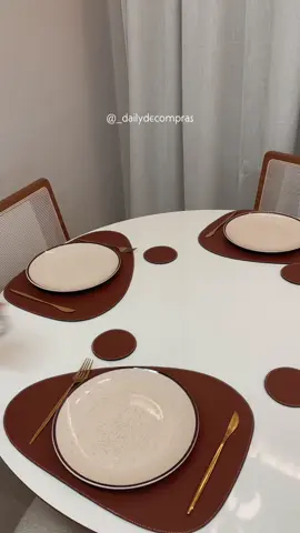 Esse é o jogo americano mais lindo da Shopee! 🤎 Ele é todo em courino, impermeável, dupla face e tem esse formato orgânico, que deixa qualquer mesa posta linda 🤎