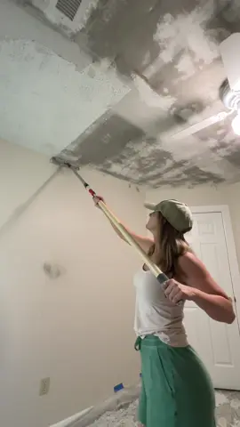 2 rooms down & 2 rooms to go!  Clean up was so much easier this time around 👏👏  #popcornceilingremoval #diyproject #homerenovation #fixerupper 