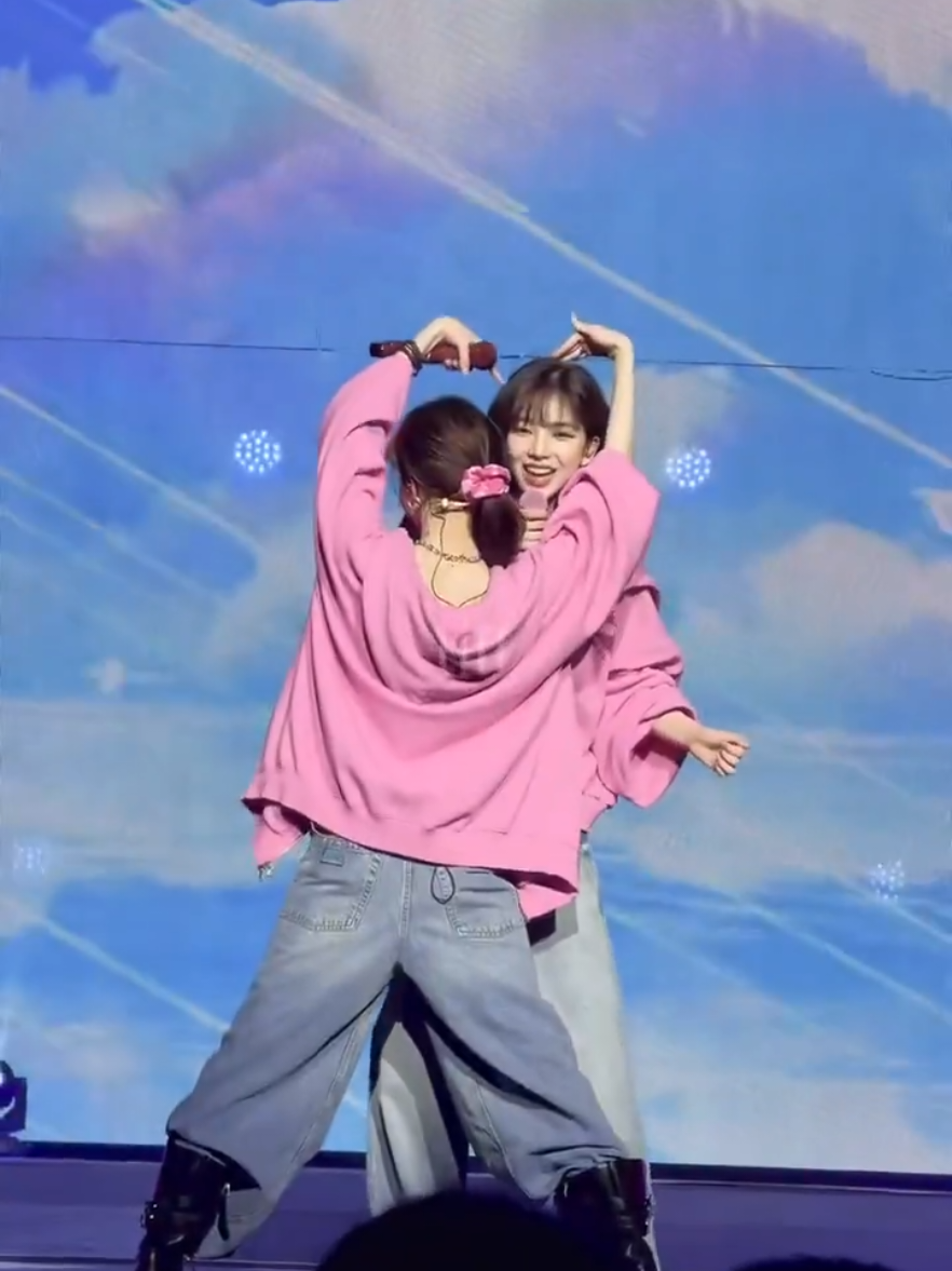 ahkk, im still here btw 🩵🤍 one of my fav jmj moments 😳❤️ #jiminjeong #winter #karina #winrina #aespa #fyp 