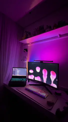 🖥️ Especificações do Monitor Samsung Odyssey G5 32” 🔸 Tela • Tamanho: 32″ curva (1000R) • Resolução: WQHD (2560 × 1440) • Painel: VA 🔸 Brilho / Contraste • Brilho: 250 a 300 cd/m² • Contraste estático: 2500:1 a 3000:1 🔸 Taxa de Atualização • Até 165 Hz (DisplayPort) • Até 144 Hz (HDMI) 🔸 Tempo de Resposta • 1 ms (MPRT / GtG) 🔸 HDR • Suporte a HDR10 🔸 Sync Adaptativo • AMD FreeSync Premium 🔸 Conectividade • DisplayPort 1.2 / 1.4 ×1 • HDMI 2.0 ×1 ou ×2 • Saída para fones de ouvido 🔸 Ajustes Ergonômicos • Inclinação • Suporte VESA • Modelos avançados: rotação e pivotamento 🔸 Peso e Dimensões • Peso: Aproximadamente 5–6 kg • Dimensões (com base): 71 × 53 × 27 cm