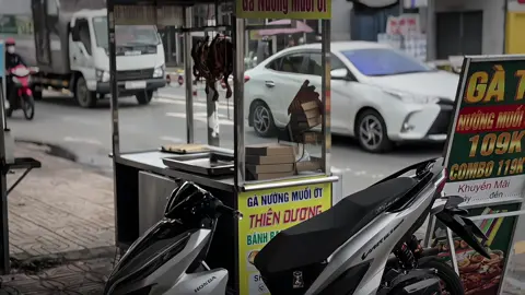 Xin em hãy tha thứ... Tha thứ cho anh vì không biết lãng mạn, mỗi ngày chạy đua với xã hội vì đồng tiền mà đem đến nhiều muộn phiền cho em. Tha thứ cho anh vì khuôn mặt thẫn thờ của anh.