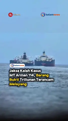 Pengadilan Negeri (PN) Batam mengabulkan sebagian gugatan perdata Ocean Mark Shipping Inc (OMS) atas kepemilikan kapal supertanker MT Arman 114 dan muatan minyaknya. Hakim menyatakan OMS sebagai pemilik sah kapal berbendera Iran itu dan memerintahkan Kejaksaan Negeri Batam mengembalikannya. Namun, Kejaksaan menilai putusan ini bermasalah karena bertentangan dengan putusan pidana sebelumnya, yang telah inkracht. Dalam perkara pidana, nakhoda kapal, Mohammed Hatiba, dijatuhi vonis 7 tahun penjara dan denda Rp5 miliar karena pencemaran laut di Natuna. Kapal dan muatannya disita untuk negara. Kejaksaan telah mengajukan banding atas putusan perdata tersebut pada 4 Juni 2025. Mereka khawatir aset negara senilai triliunan rupiah bisa lepas jika putusan itu dibiarkan. Kasus kini menunggu putusan di tingkat banding. #beritabatam #batam 