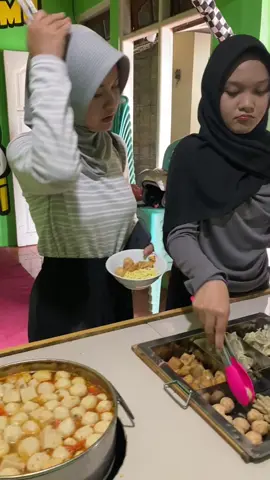 SMEA Salatiga hadir josjisss ramekannn… Bakso prasmanan pak koki Buka jam 11 siang Jangan lupa mampir ya Lokasi : Klero depan Polsek tengaran deket Salatiga Gogle map nasi goreng pak koki Klero Selasa libur…