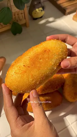 Roti Goreng Isi Pisang cokelat ✨  Siapa yang nolak dikasi roti segendud segembul dan isiannya full cokelat gini? Kalo aku sih gak bakalan nolak🤤✨ rotinya lembut tipis gak tebel gitu enakkk!!!💓💓 Bahan A  • 150-200ml air  • 2 sdm gula pasir  • 1 sdt ragi  ( diamkan 10 menit ) Bahan B  • 250gr tepung terigu • Kemudian masukkan bahan A ( mixer hingga setengah kalis )  • margarin dan sejumput garam  ( masukin margarin dan garam dan mixer lagi 15 menit )  📌gengs waktu di goreng ternyata selainya jadi kering, makanya aku tambahin selai lagi pas rotinya udah mateng, aku bolongi sedikit bagian rotinya!  • setelah adonan kalis langsung aja di bagi adonan menjadi masing masing 42-43gr lalu diemin 25-30 menit  • after 30 menit gilas adonan masukin selai cokelat atau fav kalian kalo aku tambahin pisang juga  • baluri air tepung atau putih telur lalu baluri lagi dengan tepung panir setelah itu diemin adonan 10 menit  • setelah 10 menit bisa di goreng di minyak panas api sedang, bolak balik sekali aja, jangan di bolak balik supaya tidak banyak minyak di rotinya !  #cemilan #baking #baked #bread #cook #aesthetic #roticoklat #bakery #viralvideo #fypage #fypシ゚ #fyppp 