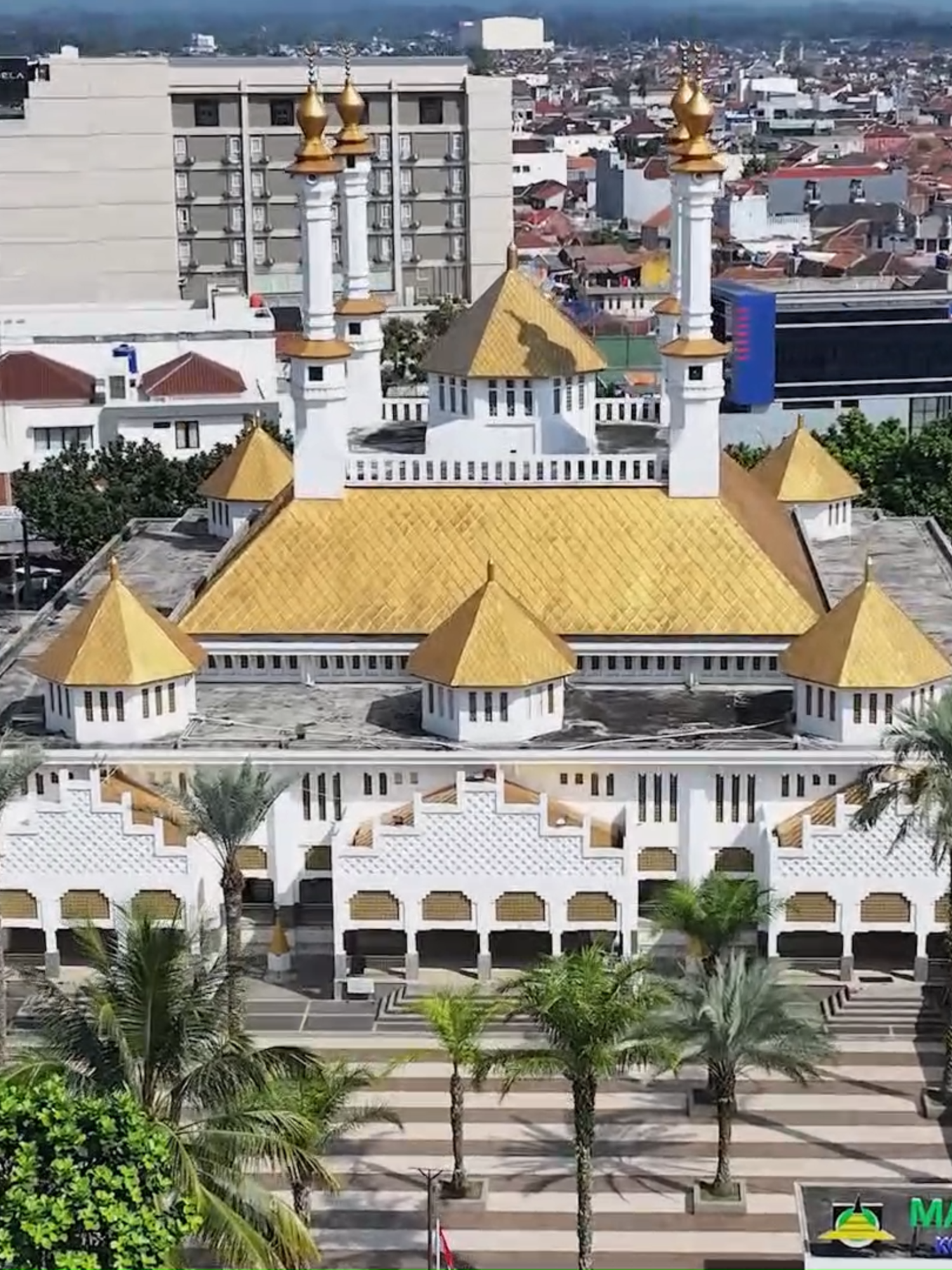 TP PKK Kota Tasikmalaya turut serta dalam Lomba Vlog PKK Pusat dengan berkolaborasi bersama Nukar, aplikasi karya anak bangsa dari Kota Tasikmalaya. Mengangkat tema “Peningkatan Ekonomi Keluarga: Dari Handphone ke Dompet, Ekonomi Meroket”,  Melalui pemanfaatan teknologi lokal kami mendorong masyarakat memanfaatkan layanan transaksi digital yang mudah, cepat, dan aman sebagai langkah nyata menuju kemandirian ekonomi dan keluarga yang semakin kuat, tangguh, dan sejahtera. 🔗 https://www.instagram.com/reel/DKvnTnHywk6/?igsh=MXVvbjBvaG1wZTVwMA== Jangan lupa follow & dukung juga lewat akun-akun berikut ya: 📌 @nukar_id 📌 @elvira_kamarrow (Ibu Wali Kota Tasikmalaya) 📌 @pkk_kotatasik 📌 @ranipermata1 (Ibu Wakil Walikota Tasikmalaya)   Mari bergerak bersama, dari genggaman tangan ke kesejahteraan keluarga! #TPPKKTasikmalaya #Nukar#DigitalisasiPKK #EkonomiKeluarga #VlogPKK2025#KeluargaSejahtera #BanggaTasik #nukarindonesia #PeningkatanEkonomiKeluargaDariHandphonekeDompetEkonomiMeroket