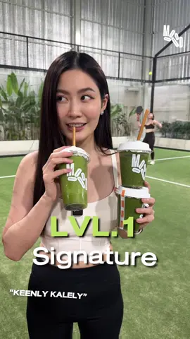 แก้วนี้แก้วเดียวเท่ากับ เคล 110 กรัม!💚🥬  เคลจุกๆ!🥰 ตอนนี้มีให้เลือกถึง 3 เลเวลด้วยกันแล้ว🙌🏻  💚 Signature - หวานอร่อย สายเพิ่งเริ่มทานผักดื่มได้สบายๆ💪🏻 💚💚 Essence – รสชาติกำลังดีไม่เหม็นเขียวเกินไป และไม่ light จนเกินไป!😍 ทานง่ายม้ากก💖 💚💚💚 Mastery – สายผัก สายเคล สายเข้มข้นมาทางนี้ด่วนน เคลเข้มจริงแต่ไม่เหม็นเขียวเลย อร่อยสาก🥹💪🏻🥬 ⭐️Available at store font (Banthatthong & Thonglor Branch) 🔗Order via GrabFood link in bio #MoooodFreshbar #Mooood #3LevelsOfKale 