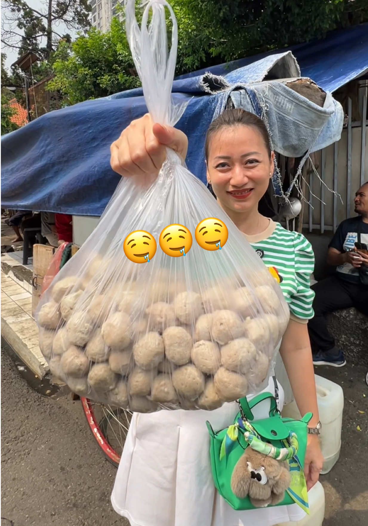 Replying to @silviaajingga BAWANG GORENG TOPPING BAKSO INI MAHHH … NGERIII 😂😂😂 #nanakoot 
