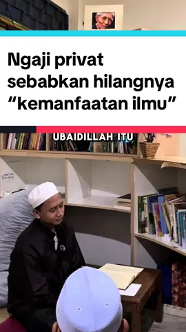 قالَ الزُّهْريُّ: «هَوَانٌ بالعِلمِ أن يَحملَهُ العالِمُ إلى بيتِ المُتعلِّمِ» Imam Az-Zuhri berkata: “Termasuk merendahkan ilmu adalah ketika seorang alim (orang berilmu) membawa ilmunya ke rumah si penuntut ilmu (murid).” Ilmu itu memiliki kemuliaan, sehingga seharusnya penuntut ilmu yang datang kepada orang berilmu, bukan sebaliknya. Bila seorang alim yang harus mendatangi murid ke rumahnya, itu dianggap merendahkan martabat ilmu karena menunjukkan bahwa si murid tidak menghargai kedudukan ilmu. Secara adab belajar, yang datang kepada guru adalah murid, sebagai bentuk kerendahan hati terhadap ilmu dan penghormatan kepada guru. #ngaji #privat #ilmu #adab #muriddanguru 