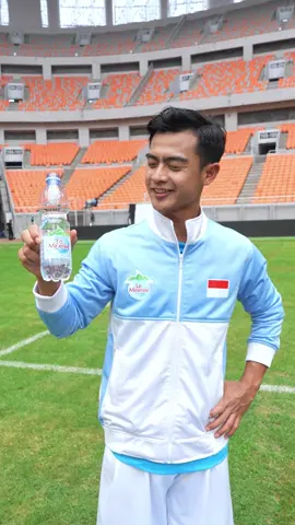 Tepis satu bola bikin yang lain salting tapi tepis banyak bola, saya tahan banting 😎  Soalnya saya minum @Le Minerale yang bikin saya seger lagi. Pokoknya segernya beda kayak ada manis-manisnya 💧  