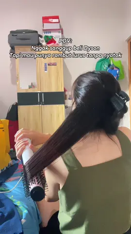 Sama-sama bisa ngelurusin rambut tanpa nyatok mending hair dryer brush @Simplus 💇‍♀️ Dyson mahal banget nggak sanggup 🥲 #hairdryerbrush #rambutikal #rambutngembang #rambutsinga #rambuttipis  #frizzyhair #dyson 