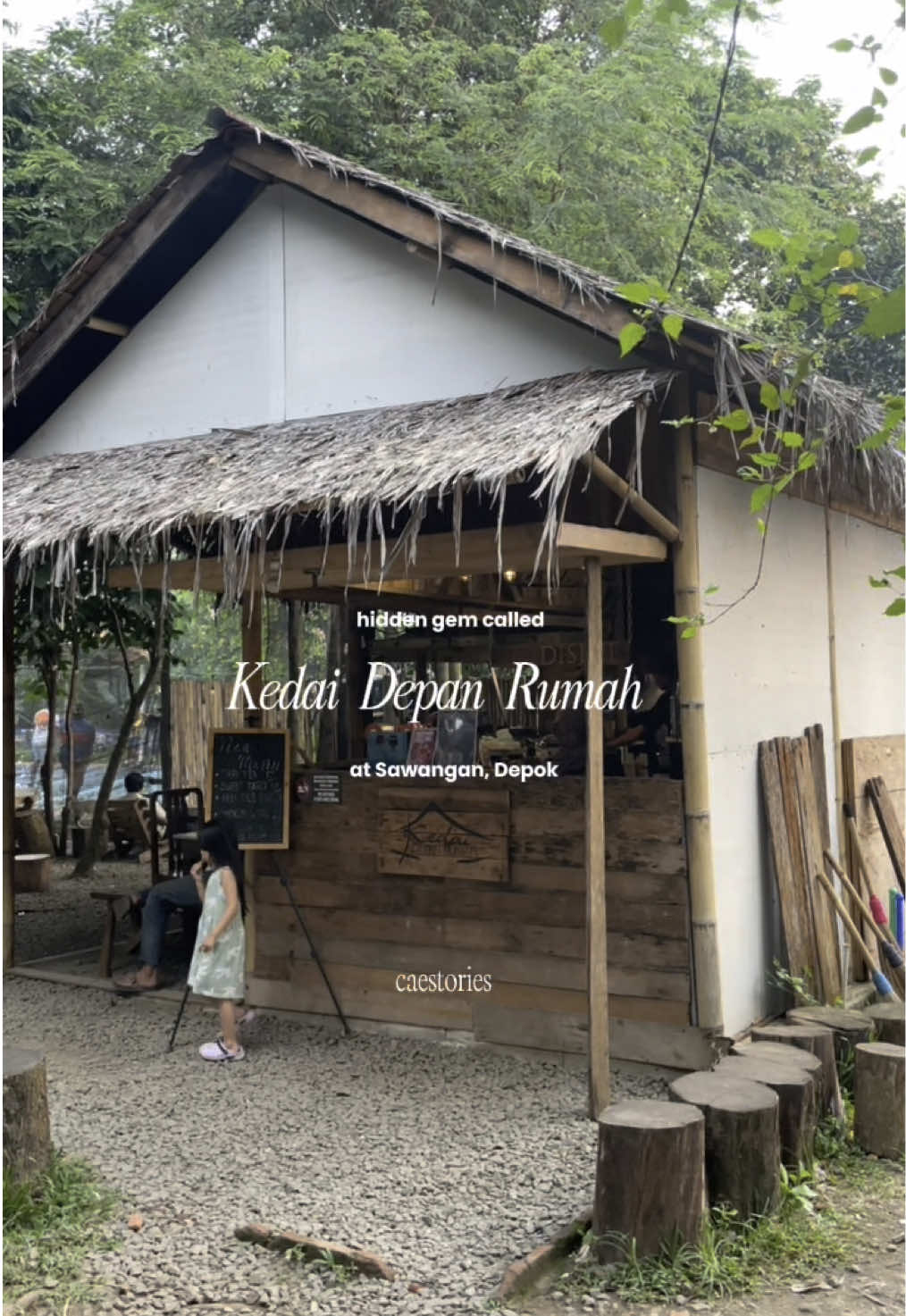 Namanya, Kedai Depan Rumah. lokasinya ada di Jl Swadaya 1, Sawangan Depok. Sesuai namanya kedai kopi ini benar-benar ada di depan rumah pemukiman warga dengan konsep outdoor. Design kedai kopi yang unik didominasi dengan bambu dan kayu yang terkesan menyatu banget dengan alam. Banyak menu yang bisa kamu coba disini salah satunya Kopi 10 ribu dan beberapa menu makanan terbaru mereka seperti Chicken Wings yang pedas dan manis.  Nongkrong disini emang paling cocok di siang menjelang sore. Nyaman dan pastinya adem banget karena kedai depan rumah dikelilingi pohon-pohon rindang. Satu lagi rekomendasi tempat dari aku untuk kamu!  Yakin gak mau mampir ke @Kedai Depan Rumah ?😊 Nanti kita usahakan kemana lagi ya?🤔 #aplacetogo #coffeeshop #depok #coffeeshopindepok #hiddengem #rekomendasitempat #kedaidepanrumah #ngopiyuk #sukangopi #warkop #fyp 