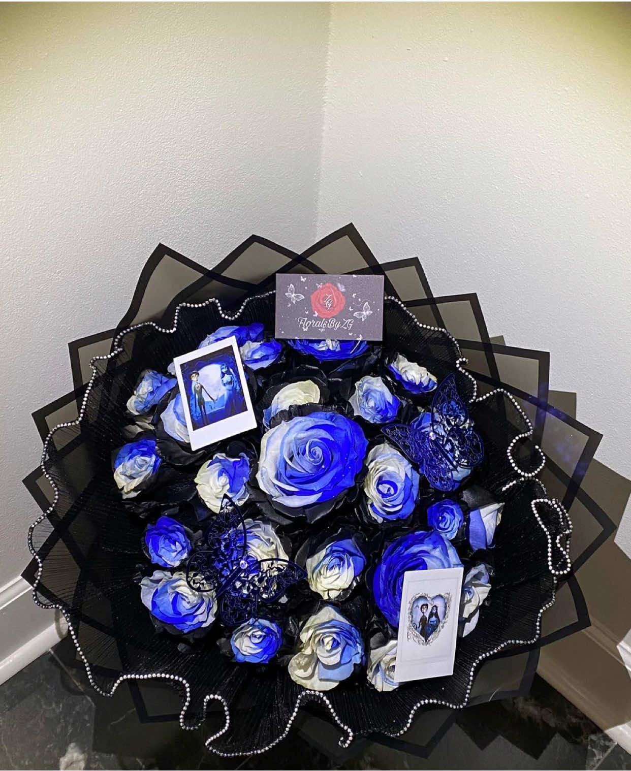 𝓦𝓮’𝓻𝓮 𝓼𝓲𝓶𝓹𝓵𝔂 𝓶𝓮𝓪𝓷𝓽 𝓽𝓸 𝓫𝓮… 💙25 𝓻𝓸𝓼𝓪𝓼 #ramobuchon #elcadaverdelanovia #bouquet #corpsebride #corpsebridebouquet #explorepage