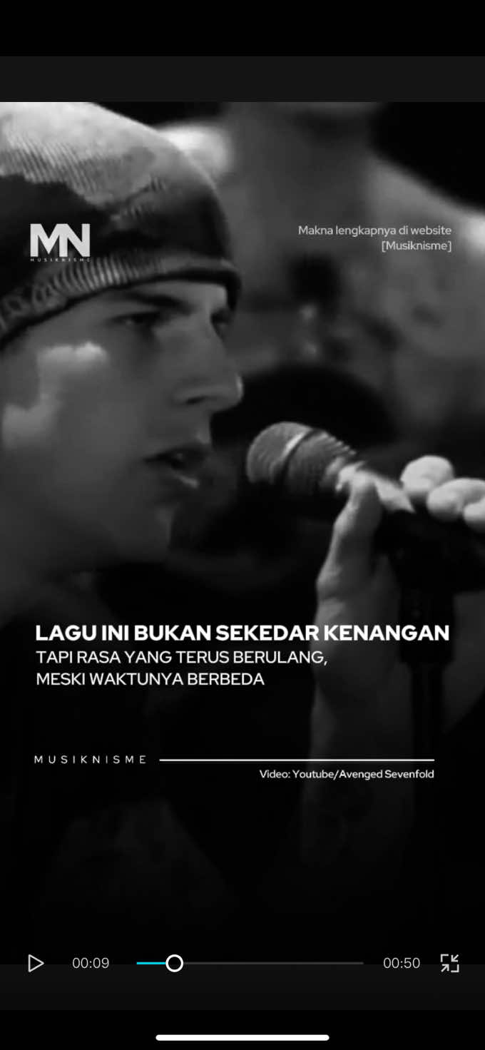 Ada lagu yang begitu melekat bukan hanya karena melodinya, tapi karena momennya. Dear God dari Avenged Sevenfold adalah salah satu lagu seperti itu, lagu yang nggak cuma didengar, tapi dirasa. Dirilis tahun 2008 lewat album Live in the LBC & Diamonds in the Rough, lagu ini jadi semacam surat terbuka dari seseorang yang merasa jauh… bukan cuma secara fisik, tapi secara emosional. Lagu ini bukan sekadar kenangan. Ia adalah rasa yang terus datang kembali. Beda tahun, beda situasi, tapi rasa rindunya… tetap sama. 𝗟𝗮𝗴𝘂 𝗜𝗻𝗶 𝗕𝘂𝗸𝗮𝗻 𝗦𝗲𝗸𝗲𝗱𝗮𝗿 𝗞𝗲𝗻𝗮𝗻𝗴𝗮𝗻, 𝗧𝗮𝗽𝗶 𝗥𝗮𝘀𝗮 𝘆𝗮𝗻𝗴 𝗧𝗲𝗿𝘂𝘀 𝗕𝗲𝗿𝘂𝗹𝗮𝗻𝗴 Mungkin saat pertama kali dengar lagu ini kita masih duduk di bangku sekolah, dengerin dari warnet atau MP3 player. Tapi ketika diputar hari ini, rasa yang muncul tetap sama. Masih tentang seseorang yang kita rindukan. Masih tentang jarak yang terasa berat. Masih tentang harapan kalau Tuhan jagain dia di sana. Dan itulah kekuatan lagu ini: bukan hanya jadi soundtrack masa lalu, tapi jadi pengingat bahwa rasa kehilangan, rindu, dan cinta jarak jauh adalah emosi yang selalu relevan — di usia berapa pun, di fase hidup mana pun. 𝗗𝗮𝗿𝗶 𝗟𝗮𝗴𝘂 𝗜𝗻𝗶 𝗞𝗶𝘁𝗮 𝗕𝗲𝗹𝗮𝗷𝗮𝗿... Kadang, mencintai berarti mengalah pada jarak. Dan dalam sepi itu, satu-satunya harapan cuma bisa kita sampaikan lewat doa. Dear God, the only thing I ask of you… is to hold her when I’m not around. Lagu ini ngajarin kita untuk tetap punya harapan, bahkan saat kita nggak bisa hadir secara fisik. Tentang percaya, bahwa meski dunia memisahkan, perasaan bisa tetap bertahan. Berulang. Dari waktu ke waktu. Nah , menurut kalian…Kenapa ya, lagu ini tetap terasa ngena meskipun sudah bertahun-tahun berlalu? #musiknisme #deargod #avengedsevenfold 