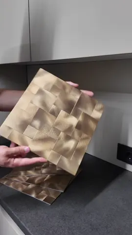 ✨ Jednostavno do luksuznog izgleda! Predstavljamo vam samolepljivi ukrasni mozaik dimenzija 30x30 cm – idealan za brzo i efektno osvežavanje zidova u kuhinji, kupatilu ili bilo kom kutku doma. Bez bušenja, bez majstora – samo odlepi i zalepi! 💎 Dostupan u više modernih tekstura i dezena 🏠 Ekskluzivno u Deco Home