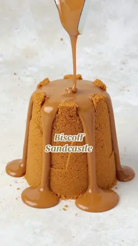 This might be the weirdest dessert I’ve ever made 😂 Watch to the end to see how it turned out! Crushed Biscoff + a sandcastle mould + warm Biscoff spread = a surprisingly delicious combo! #biscofftok #weirdbutgood #EasyRecipes #summerdesserts #viralfoodhack #dessertideas #nobakedessert 