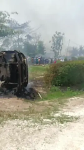 demo warga terhadap PT SSL, semua peralatan dan rumah di dalam kawasan PT dibakar. sampai pada bupati turun untuk menenangkan warga yang sudah pada mengamuk, karna lahan mereka yang di ambil paksa sama PT. #demo #kampungtumang #fyp 