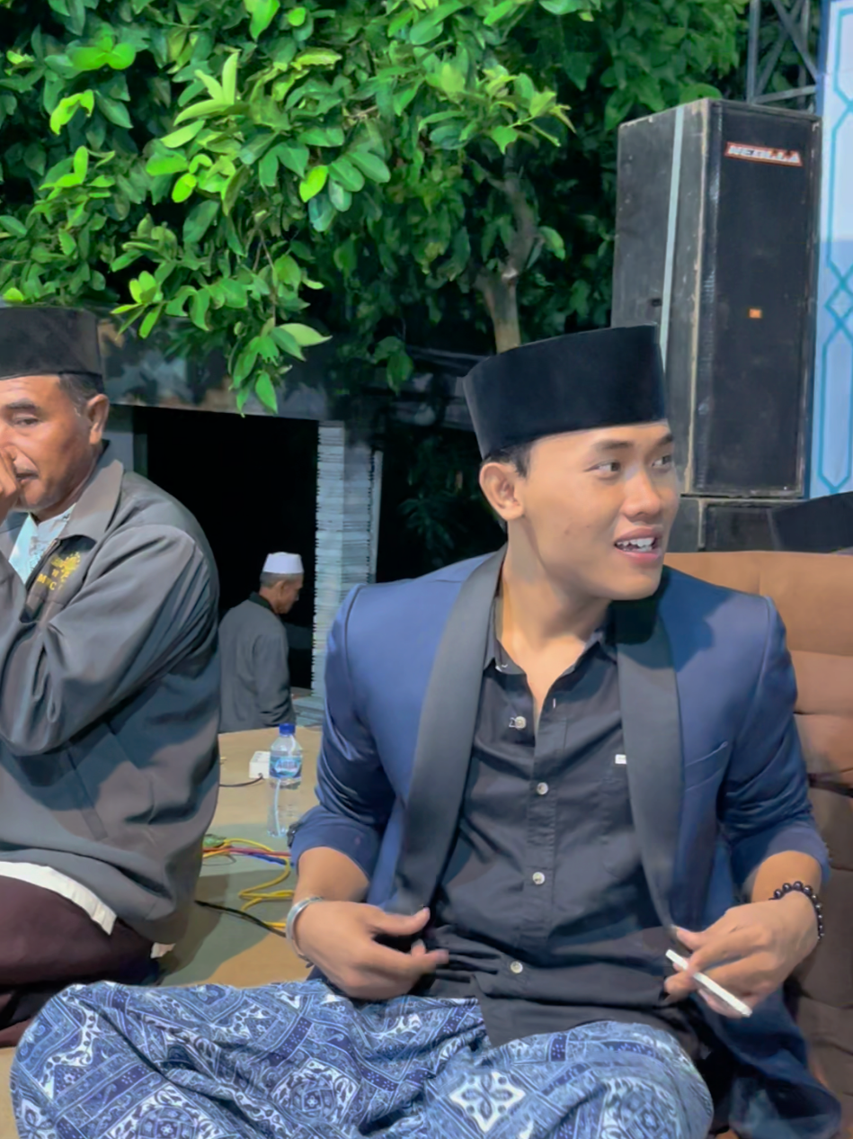 senyumu yg menggoda imanku. 😭 sehat trus nggeh gus ell.  #ngajingopi #fyyyyyyyyyyyyyyyy #fyyyyyyyyyyyyyyyy #fypp #gusellhamyahya #fypシ゚viral #viraltiktok #koplo #ngajingopi #fypシ゚viral #gusellhamyahya #blitar24jam #fypシ゚viral #viraltiktok #koplo #gusellhamyahya #fypp #ngajingopi #viralvideo #viraltiktok #fypシ゚viral #viraltiktok #viraltiktok #ngajingopi #gusellhamyahya #hongkongindonesia🇭🇰🇮🇩 #gusellhamyahya @MT. IBADALLAH OFFICIAL 