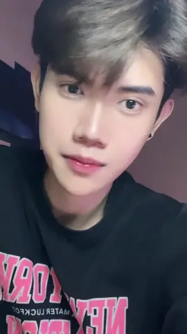 E là không thể