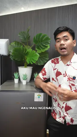 BYE-BYE BUNGA ES! 🥶✌️ HISENSE 157L DATANG NGELAWAN! 💥 PENCET DEFROST → ES CAIR! ✅ TANPA CABUT LISTRIK! 🔌 ADA DASERAN OTOMATIS + LUBANG BUANG! 💧➡️🚮 BERSIHIN? GAK PERLU! 🙅‍♂️🙅‍♀️ CAPEK NGERIKIN ES? GANTI KULKAS SEKARANG! Hisense 157L solusinya! 😎 FOLLOW BIAR NGGAK KETINGGALAN LIVE & INFO PROMO! 🔔👇 #hisenseindonesia #HISENSE#worldclubcup #DefrostOtomatis #KulkasTanpaRibet #TipisTipisHemat #FYP