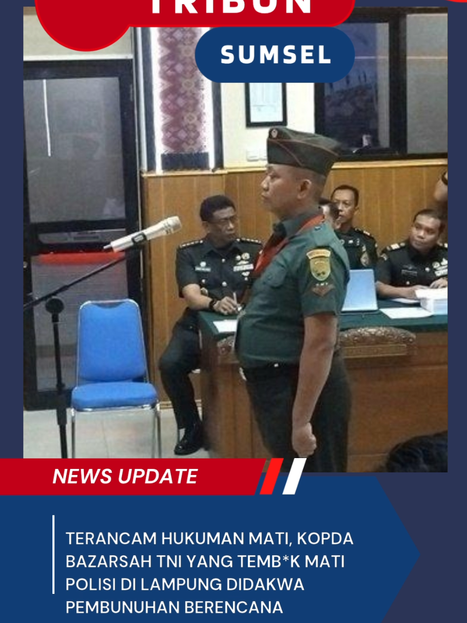 TRIBUNSUMSEL.COM, PALEMBANG - Kopda Bazarsah satu dari dua oknum TNI terdakwa penembak tiga anggota polisi di Lampung hingga tewas menjalani sidang perdana di Pengadilan Militer I-04 Palembang, Rabu (11/6/2025). Ia didakwa dengan pasal kesatu Primair Pasal 340 KUHP tentang pembunuhan berencana. Lalu Subsidair Pasal 338 KUHP dan kedua pasal 1 ayat (1) UU Darurat RI nomor 12 tahun 1951 dan ketiga Pasal 303 ayat 1 KUHP Jo Pasal 55 ayat 1 ayat ke 1 KUHP. Kopda Bazarsah terancam dihukum penjara selama lebih dari 15 tahun dan atau hukuman mati. Sementara itu, pantauan di ruang sidang Garuda Pengadilan Militer I-04 Palembang yang digelar terbuka, keluarga korban Bripka Petrus Apriyanto, Iptu Lusiyanto dan Bripda Ghalib bersama penasihat hukum datang di pertengahan sidang saat pembacaan dakwaan. Tampak keluarga menyimak dakwaan yang dibacakan oditur dan beberapa orang mengabadikan momen persidangan. Pada saat oditur membacakan dakwaan mengenai luka tembak yang dialami masing-masing korban, keluarga bereaksi dengan menggelengkan kepala seolah tak terima dengan perilaku brutal yang dilakukan terdakwa.  Sebab berdasarkan pemeriksaan dokter forensik, luka yang dialami korban sangat fatal karena membuat peluru senapan laras panjang bersarang pada anggota tubuh di kepala, terutama mata, dada dan tulang otak. Kini sidang perdana Kopda Bazarsah masih berlangsung, sidang perdana Peltu Yun Hari Lubis dilakukan secara terpisah. Saat sidang akan dimulai, Kepala Pengadilan Militer Kolonel CHK Fredy Ferdian Isnartanto yang memimpin sidang bertanya kepada terdakwa apakah dia didampingi kuasa hukum. Karena ancaman hukumannya, terdakwa Kopda Bazarsah dapat dihukum pidana penjara selama lebih dari 15 tahun dan atau mati. 