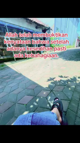 Hay penipu ku… lihatlah diriku masih berdiri kokoh…. Hati2 dg foto n video palsu. Akun yang tiba2 dm ngajak kenalan skip aja… cowok/cewek banyak lho…. Jgn percaya lg dg manusia sosmed… diriki sudah menunjukkan kepada dunia . Kau merampas uangku … kini aku banjir rejeki yg tdk terduga. Kau lupa aku punya iman yg kuat dan do’a yg tak akan pernah lelah. Detik itu juga Allah memberiku kekuatan . Allah maha kaya dan Allah maha kuasa atas segala sesuatu yg tak kau ketahui… kenalan cuma 2 minggu… Allah telah membuka mata n hatiku. Duniamu yg sungguh tragis dg menipu banyak orang. Iya nanti akan kau pikul sendiri#save #korban #scam #keepstrong #fyp #foryoupage 