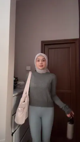 sumpah leggingnya ringan dan elastis banget enak‼️😍💗