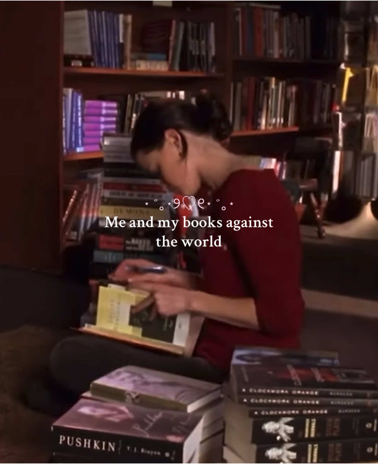 I love books so much #booksrorys #foryoupagе #gilmoregirls #rorygilmore #books #BookTok #booktok #foryoupagе #fypp #autumn #coffee 