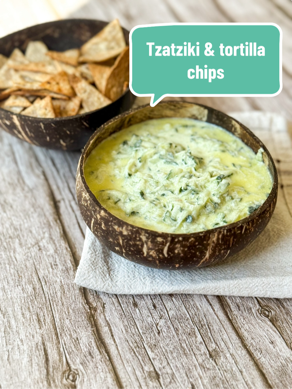 Tzatziki: ropogós tortilla chipsszel: Hozzávalók: 2 db kígyóuborka 3 gerezd fokhagyma 300 ml görög joghurt 1 dl olívaolaj 1 db citrom leve 2 tk. tengeri só 6 db tortillalap 1 ek. olívaolaj 0,5 tk. fokhagymapor 0,5 tk. chilipehely só bors Elkészítés: A kígyóuborkát reszeljük le nagy lyukú reszelőn, nem kell külön kinyomkodni a levét, ez is megadja majd a tzaziki szaftosságát. Helyezzük egy tálba a reszelt uborkát adjuk hozzá a zúzott fokhagymát, a citromnak a levét, olívaolajat, görög joghurtot, majd fűszerezzük sóval. Keverjük össze alaposan a hozzávalókat, utána helyezzük hűtőszekrénybe minimum fél órára. A tortillalapokat szeleteljük négy részre, majd vágjuk le a szélekeket, utána rakjuk egymásra a hasábokat és vágjunk egyforma nagyságú háromszögeket a lapokból. Öntsük a tortilla darabokat egy keverőedénybe, locsoljuk meg olívaolajjal, fűszerezzük ízlés szerint sóval, borssal, fokhagymaporral és chilipehellyel. Sütőpapírral bélelt tepsiben légkeverésen süssük 180 fokon ropogósra. Adag: 4 fő Előkészítési idő: 15 perc Elkészítési idő: 8 perc Pihentetés: 30 perc #fyp #sobors #mutimiteszel #nekedbelegyen #foryoupagе #recept #FoodTok #tiktokrecept #magyarrecept #receptvideó #tzatziki #tzatzikisauce #tzatzikirecipe #tzatzikiestortilla