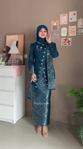 Rekomendasi kebaya lagi buat wisuda/lamaran💗 Spill spill 🛒  • kebaya l!nk n0. 88B @Widbatik.id  • slendang : l!nk n0.88C  • hijab : l!nk n0. 88D #kebaya #kebayajanggan #outfitwisuda 