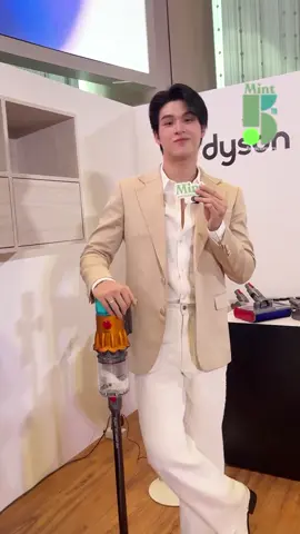 จดเบอร์ด่วน! #MintReports พามาอยู่ในช่วง Home Shopping กับหนุ่มหล่อ Friend of Dyson อย่าง #สกายวงศ์รวี ที่มารับบทพ่อค้าขายไอเท็มเครื่องดูดฝุ่นสุดปังตัวใหม่ล่าสุดอย่าง #DysonWetRange ลีลาการขายของสกายจะแพรวพราวแค่ไหน ไปดูกันเลย 💚 #skywongravee  #DysonTHxSKY #DysonWetCleaning  #DysonSkyWongravee #DysonTH #MintMagTH 