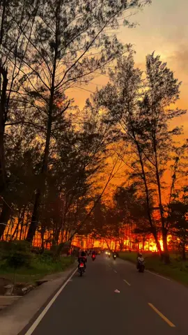 🏃#fyp #lewatberanda #xybca #pantaibengkulu #wisatabengkulu #sunset #foryou 
