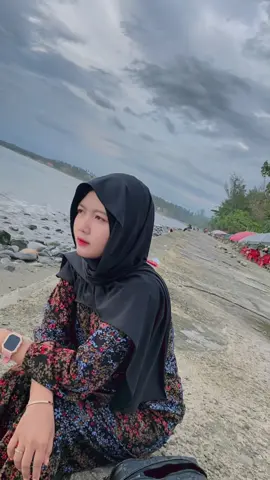 santai di pinggir pantai #laguminang #winda #fyp 