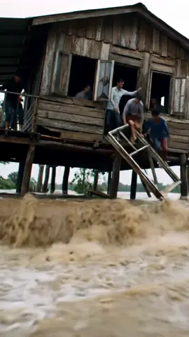 Seconds Before Residents' Houses Were Hit by Flash Floods Suddenly, Residents Panicked! #disasterstrucks #fyp #viral