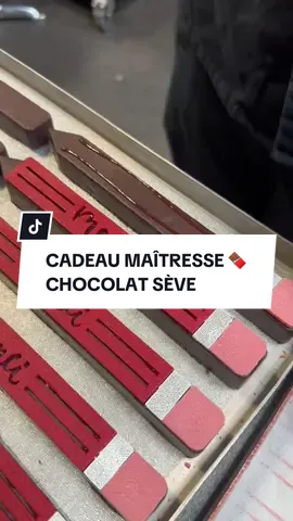 Le cadeau parfait pour remercier un enseignant avec gourmandise – Praliné amande, gianduja noisette et chocolat noir 76 % Que peut-on offrir à un maître d'école ? Quel cadeau faire à la maîtresse de mon enfant ? La réponse est simple : un présent à la fois original, gourmand et fait avec amour. Nos deux crayons en chocolat sont une attention idéale pour clôturer l’année scolaire sur une touche sucrée et inoubliable.