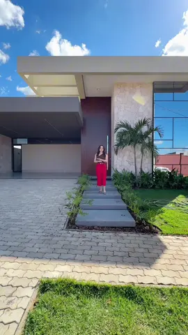 CASA TÉRREA À VENDA - CONDOMÍNIO VALE DAS ARARAS  R$ 3.300.000,00 Área de Terreno: 405 m2 Área construída: 242 m2 Descrição: 3 Suítes, sendo a suíte master com closet | Escritório | Sala de TV | Cozinha gourmet com churrasqueira inox | Lavabo | Piscina com aquecimento solar, deck molhado e hidro | Despensa | Lavanderia | Estendal. Diferenciais: Casa repleta em armários planejados | Boiler | Irrigação Automatizada | Automação | Sol nascente l Sem vizinho na frente | Próximo à pracinha. Agende uma visita 64/99274-1520  #casaàvenda #condominiovaledasararas #altopadrão #imoveis #corretordeimoveis #casaàvenda 