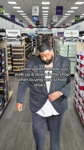 ✨so embarrassing 😅😅✨ #ithinkivejustmadeahashtag #shoeshop #shoeshopping #schoolshoes #parentsbelike #kidsbelike #Meme #MemeCut 