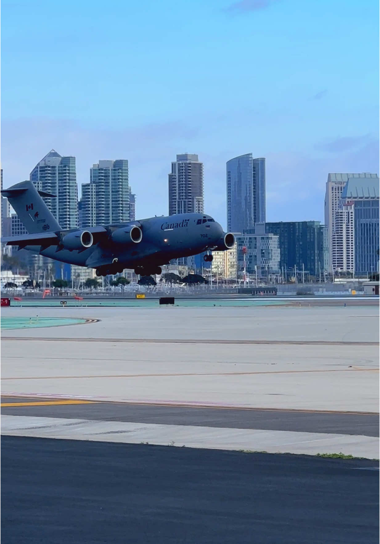 Canadian Air Force C17 landing rwy 27 at San Diego #canadian #airforce #c17 #c17globemaster #sandiego #airport 