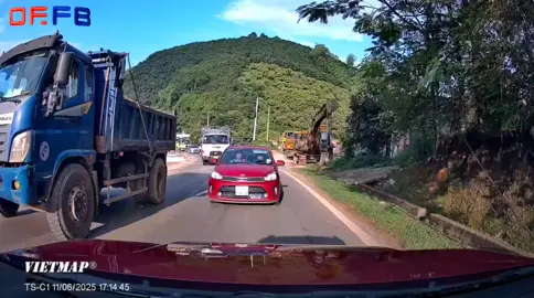 khầy ngồi cạnh dạy học viên như vậy bảo sao ra đường gặp gì đâu không. 