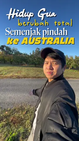 Orang selalu berpikir pindah ke luar negeri cuma soal cari uang, gua salah satunya Gaji lebih besar, hidup lebih enak, bisa beli ini itu. Tapi ternyata, itu cuma bagian paling kecil dari semuanya. Yang nggak gua nyangka di sini, gua justru nemuin sesuatu yang lebih besar dari materi. Di tengah kesepian, tantangan, dan tekanan, ada sesuatu dalam diri gua yang selama gua gak sadar. Monster yang selama ini gua kubur hidup-hidup. Monster itu adalah semangat juang. Keberanian buat berdiri. Mindset yang haus berkembang. Jiwa yang mau terus maju walau digebuk banyak kenyataan pahit. Sekarang gua belajar banyak hal Terkadang, lo harus jauh dari segalanya dulu biar lo bisa ketemu sama diri lo yang sebenarnya. Yang nggak nyerah. Yang nggak cari alasan. Yang tahu cara berdiri setelah jatuh. Dan semua itu Gak pernah gua temuin selama hidup gua “nyaman.” dan 1 hal yang paling penting yang mau gua ingatin “ WAKTU ITU KEJAM, DIA GAK PERNAH NUNGGU SIAPAPUN”  Jadi mulai sekarang percayalah, lo punya monster hebat di dalam diri. Tapi dia gak bakal bangun kalau lo terus main aman. Kalian setuju gak semua manusia punya Monsternya masing masing? Tag temen lo yang lagi ngerasa hidupnya stuck biar dia tau, masih ada versi terbaik dari dirinya yang belum bangun Sharing juga hal apa yang ingin banget kalian mulai tapi selalu aja alasan untuk ditunda⬇️⬇️⬇️ #medan #whvlife #kaburajadulu #whvindonesia #whvaustralia #motivasi #selfgrowthjourney 