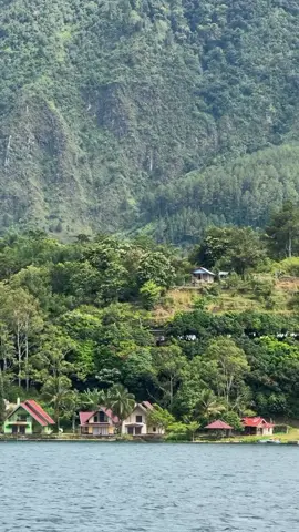 Danau Toba dengan keindahannya 😍  Video @jonesdo  #samosirindah #danautoba #pesonaindonesia #bataktiktok #fyp 