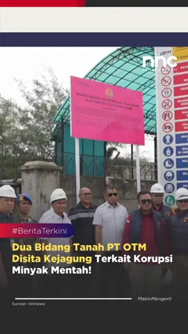 Hi, N-Peeps! Tim Penyidik pada Direktorat Penyidikan Jaksa Agung Muda Bidang Tindah Pidana Khusu (JAM PIDSUS) telah melakukan serangkaian tindakan penyitaan sejumlah aset PT Orbit Terminal Merak (OTM), terkait perkara dugaan tindak pidana korupsi dalam tata kelola mentah dan produk kilang pada PT Pertamina (Persero), Sub Holding dan Kontraktor Kontrak Kerjasama (KKKS) tahun 2018 - 2023. Tindakan penyitaan tersebut dilakukan berdasarkan Surat Perintah Penyidikan Nomor 59 tanggal 24 Oktober 2024, Penetapan Pengadilan Negeri Serang Nomor 32 tanggal 20 Juni 2025 dan Surat Perintah Penyidikan Nomor 157 tanggal 10 Juni 2025. Dua bidang tanah tersebut terletak di Kelurahan Lebak Gede, Kecamatan Pulomerak, Kota Cilegon, Banten. Harli menyebut bahwa tanah pertama yang disita memiliki luas 31.921 meter persegi dengan sertifikat hak guna bangunan (SHGB) bernomor 119 atas nama PT Orbit Terminal Merak. Tanah kedua yang disita memiliki luas 190.694 meter persegi dengan SHGB bernomor 32 atas nama PT Orbit Terminal Merak. #kejagung #kejaksaanagung #kasuskorupsi #news #nnc #makinmengerti #beritaterkini