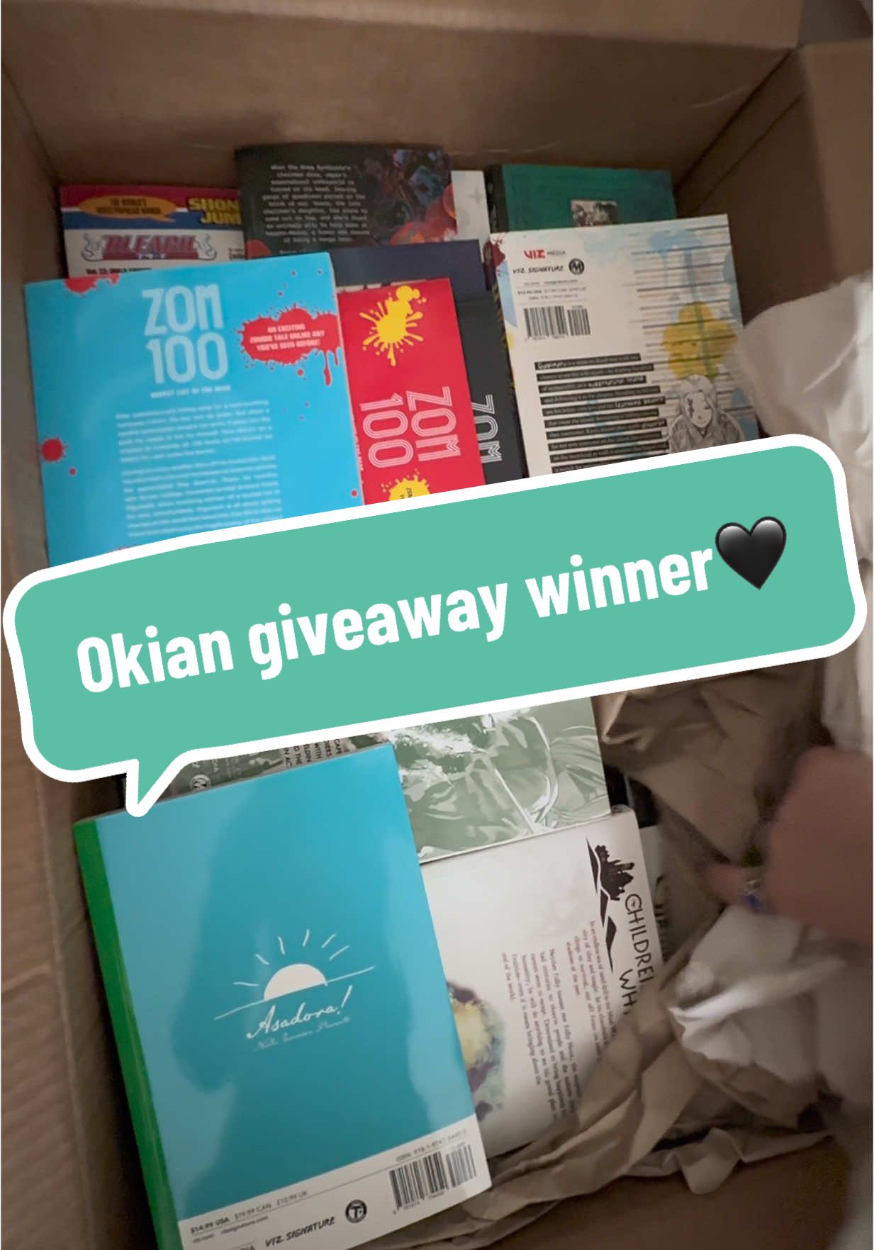 Cea mai mare cutie plină cu manga pe care am văzut-o vreodată 🖤! Mega mulțumiri @Okian.ro pentru ca ați organizat acest mega giveaway 🖤 . #manga #okian #mangahaul 