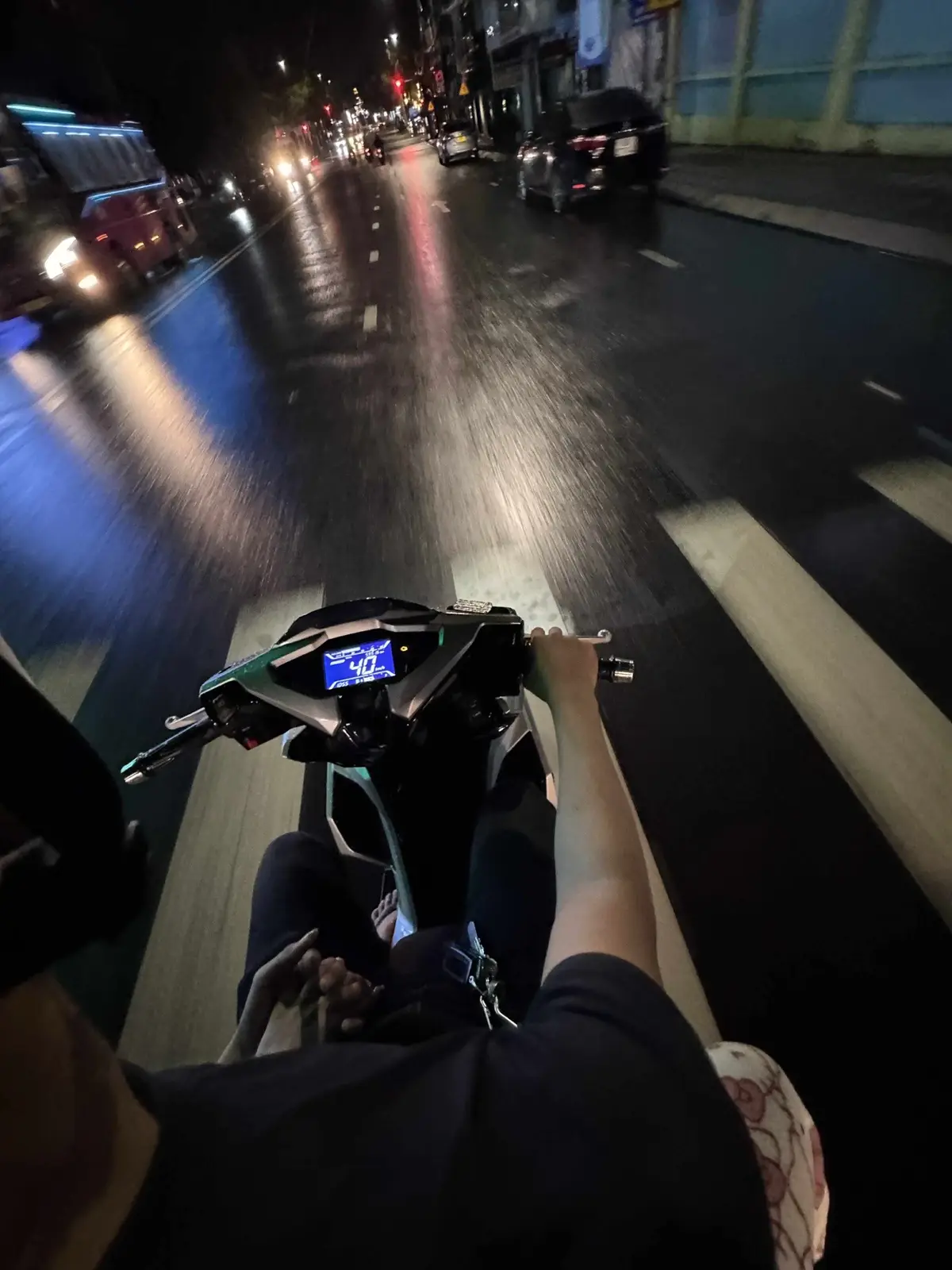 Thứ ta cần không phải là chiếc ô dưới ngày mưa tầm tã, mà là một ai đó có thể cùng ta đi dưới cơn mưa ấy.  #fyp #vairalvideo #xhuong #tamtrang 