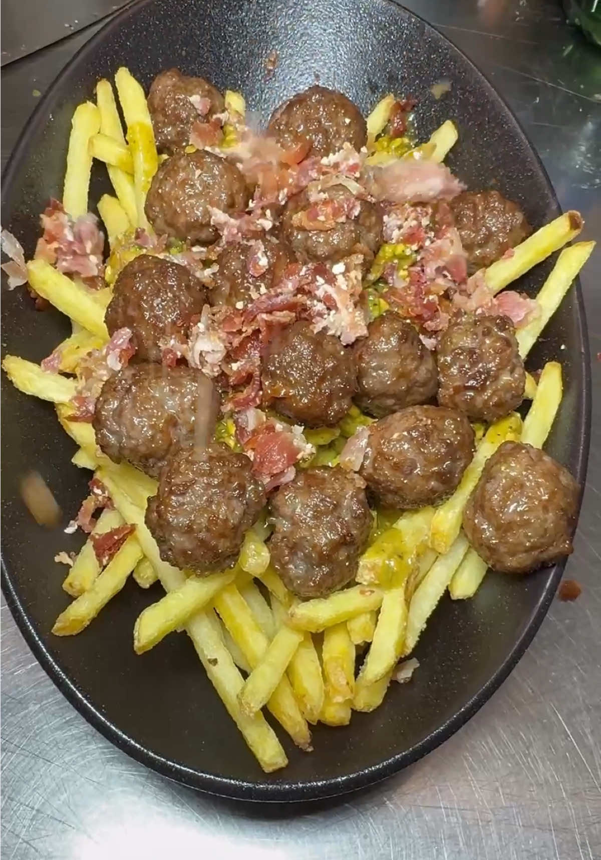 Patata stick potentissima con pesto di pistacchio homemade, polpettine di manzo micidiali e bacon tritato 😋 Il mercoledì è il giorno perfetto per sfondarsi prima del fine settimana 😍 Ci vediamo al solito posto ❤️ #blackburger #patatine #patatinefritte #polpettine #pistacchio #pestodipistacchio #fritto #frittura #bacon #pancetta #eatfoodporn #madonnacomegodo #frattamaggiore #napoli 