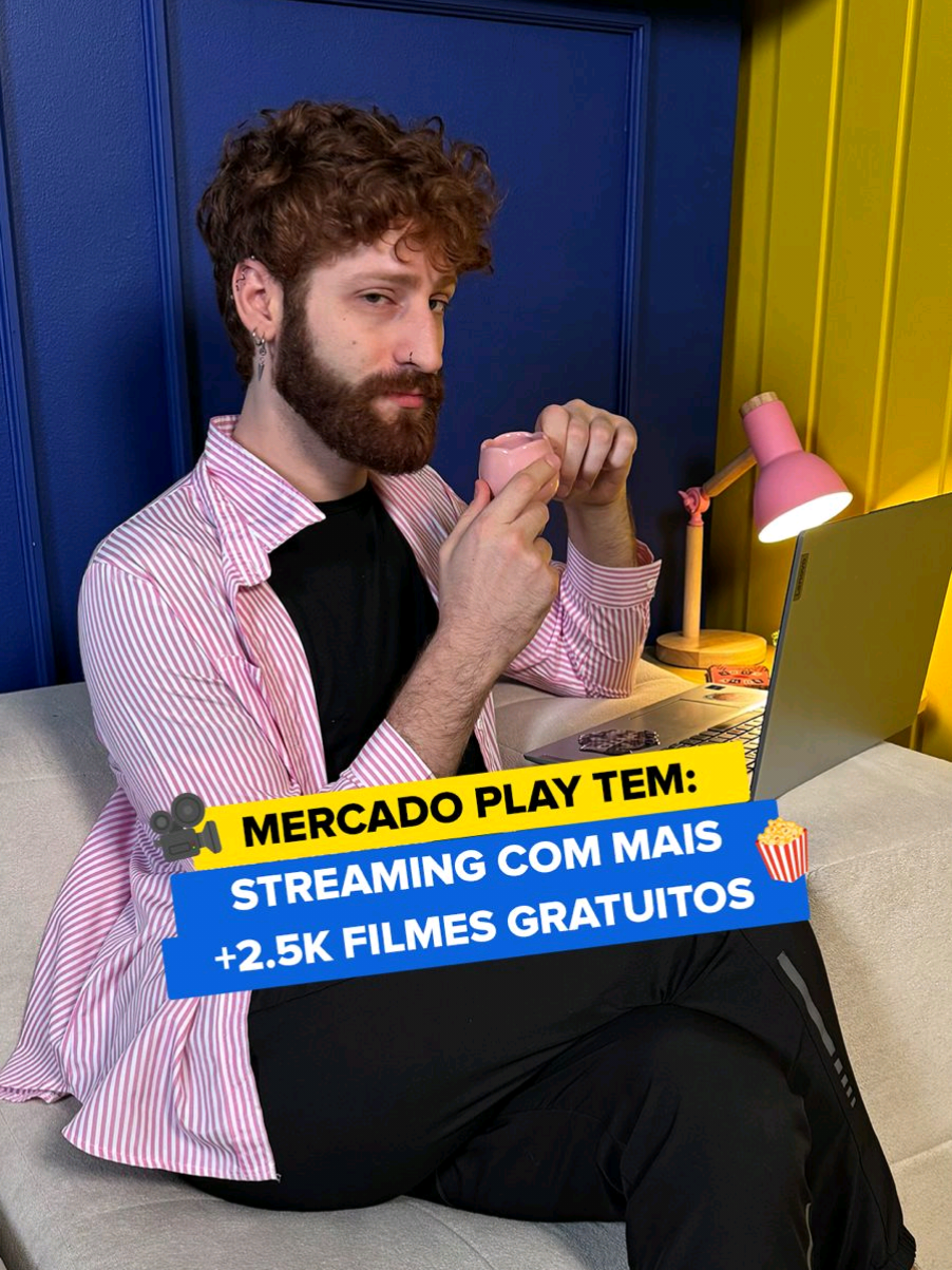 Nas quartas usamos rosa e todo dia usamos o Mercado Play para assistir mais de 2500 séries e filmes gratuitos! Gostou? Então vem aproveitar comigo! 😍 #Descriçãodaimagem: O influencer Daniel aparece sentado no sofá de uma sala, segurando uma xícara de café enquanto assiste a algo em seu laptop. Ele olha para a câmera com expressão empolgada e começa a falar. Em seguida, a câmera foca na tela do computador, onde ele navega pelo Mercado Play e mostra que está assistindo ao filme “Meninas Malvadas”. O vídeo termina com o lettering: “Assista Mercado Play pelo app do Mercado Livre!” #MercadoLivre #Descontaço #Achadinhos #MercadoPlay